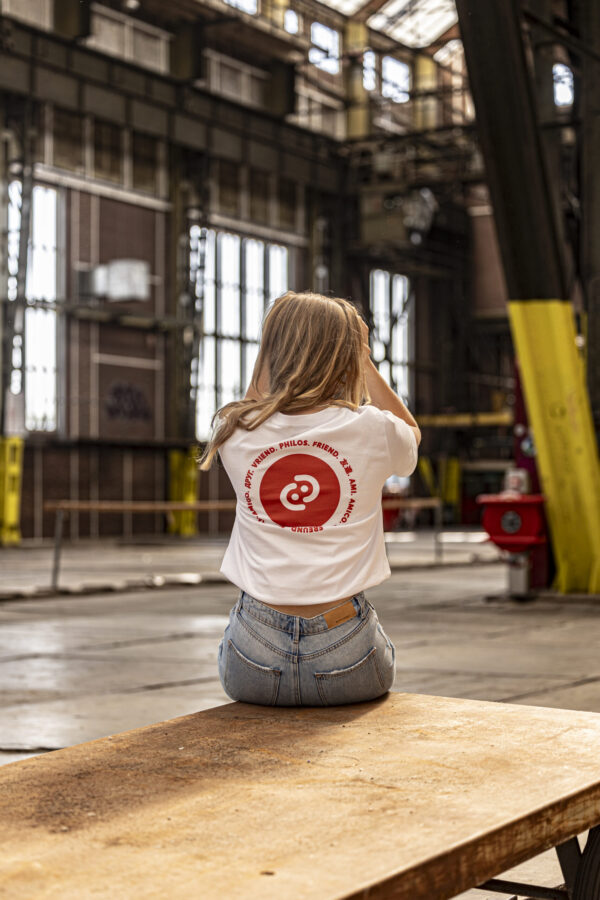 Een wit shirt met rode opdruk voor de zomer
